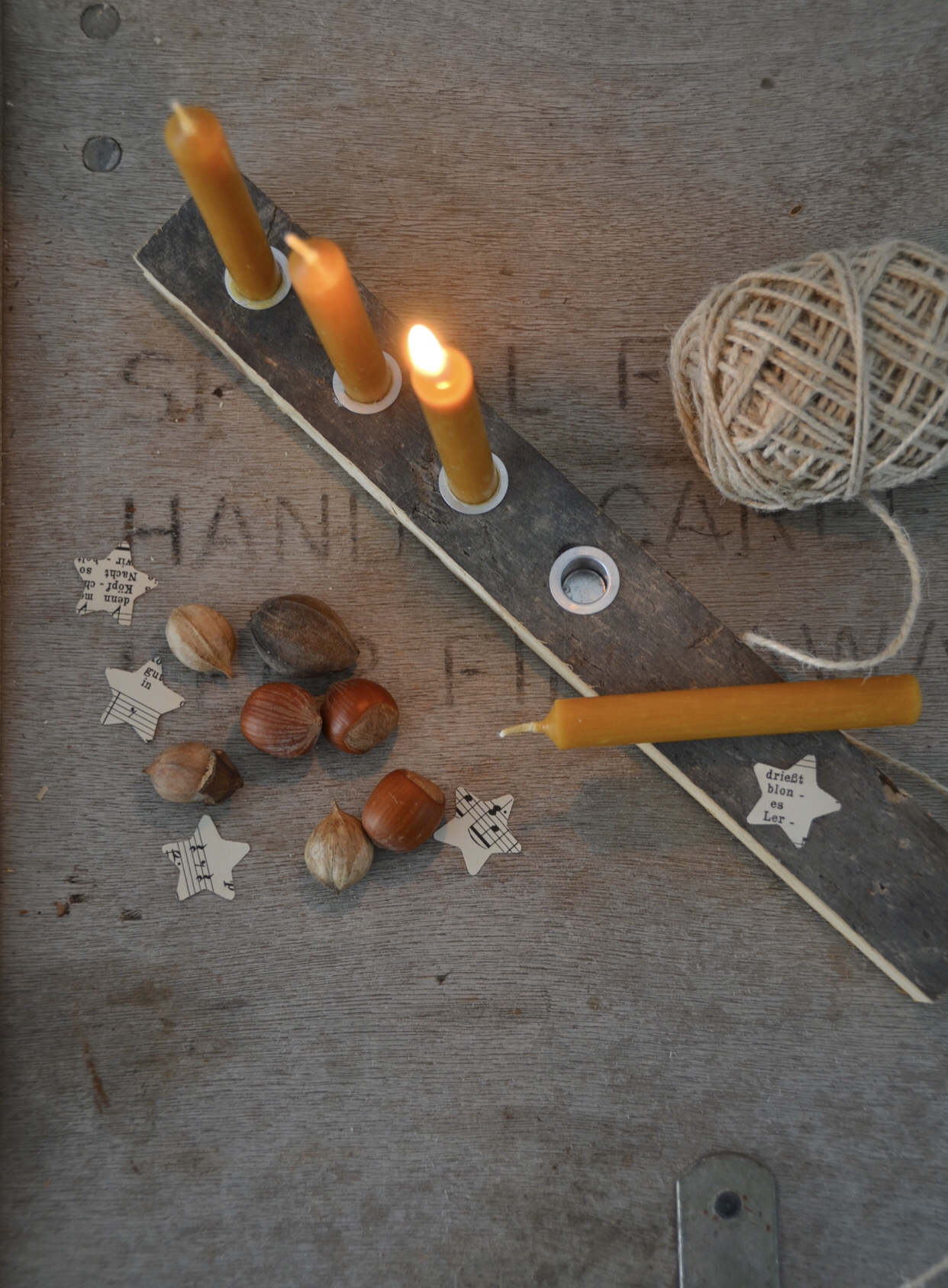 Nostalgisches kleines Kerzenbrett für vier Baumkerzen