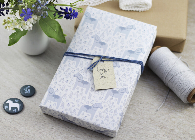 Geschenkpapier “Dalapferd”, 1 Bogen Geschenkpapier “Dalapferd”, 1 Bogen