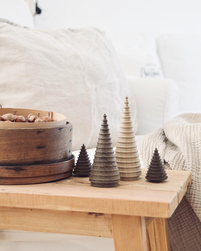 Tannenbäumchen aus Eichenholz, in drei Größen Tannenbäumchen aus Eichenholz, in drei Größen
