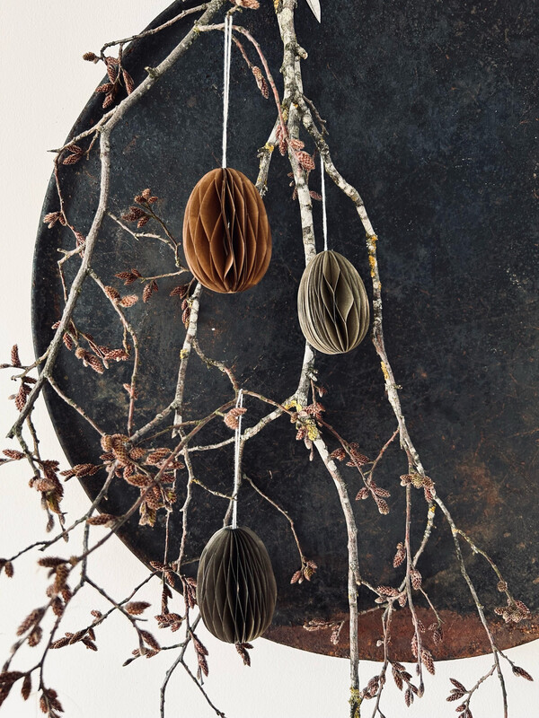 Wabeneier aus Papier in drei verschiedenen Farben