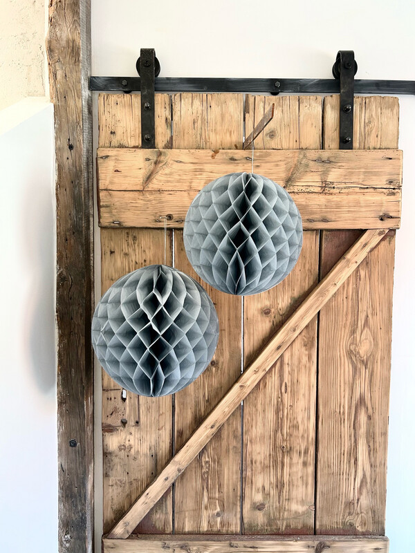 Graue Wabenbälle in zwei Grössen, 30cm und 35cm Graue Wabenbälle in zwei Grössen, 30cm und 35cm