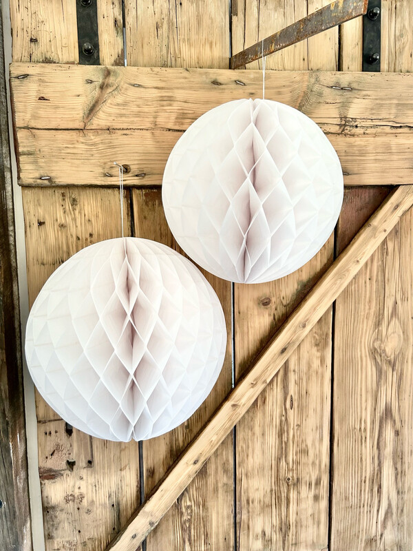 Weisse Wabenbälle, in zwei Grössen 30cm und 35cm Weisse Wabenbälle, in zwei Grössen 30cm und 35cm