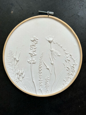 Rundes Relief “Sommerblumen mit Falter” im Stickrahmen Rundes Relief “Sommerblumen mit Falter” im Stickrahmen