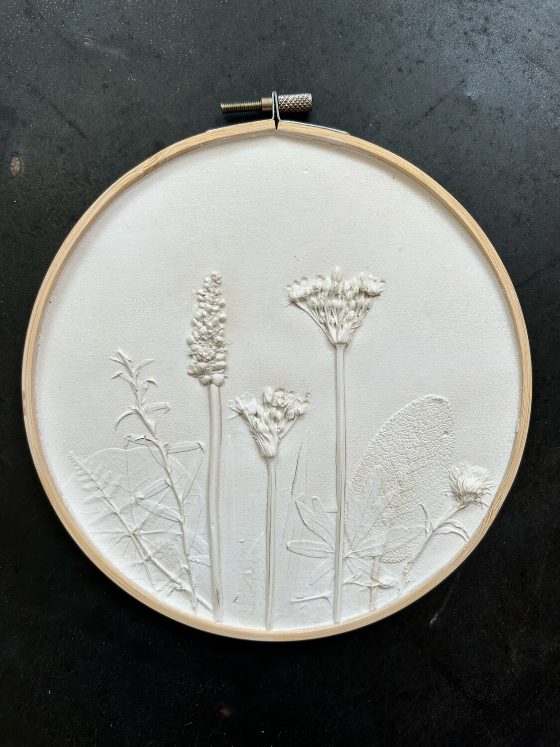 Rundes Relief im Stickrahmen “Allium im Beet”