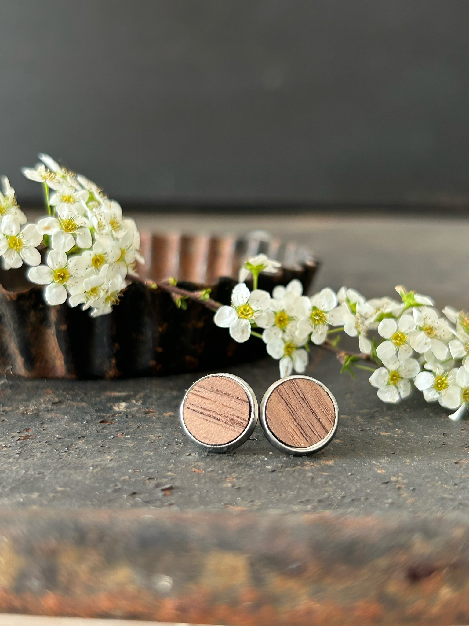 Handgemachte runde Ohrstecker Ohrringe aus Walnußholz