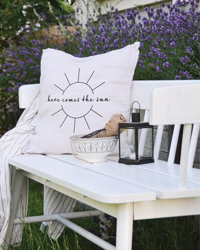 Kissenhülle “Here comes the sun” im Sonnendesign Kissenhülle “Here comes the sun” im Sonnendesign
