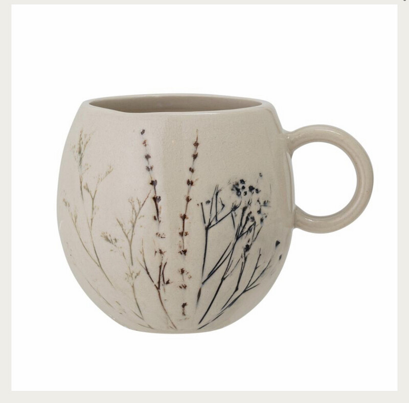 Tasse „Bea“ aus Steingut von Bloomingville Tasse „Bea“ aus Steingut von Bloomingville