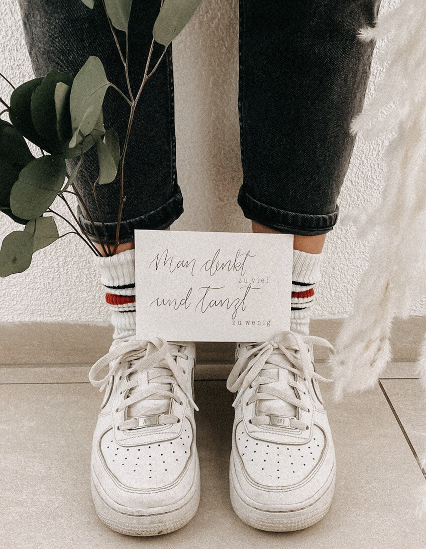 Postkarte “Man denkt zu viel und tanzt zu wenig”