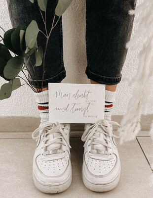 Postkarte “Man denkt zu viel und tanzt zu wenig” Postkarte “Man denkt zu viel und tanzt zu wenig”