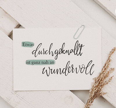 Postkarte “Etwas durchgeknallt ist ganz nah an wundervoll” Postkarte “Etwas durchgeknallt ist ganz nah an wundervoll”