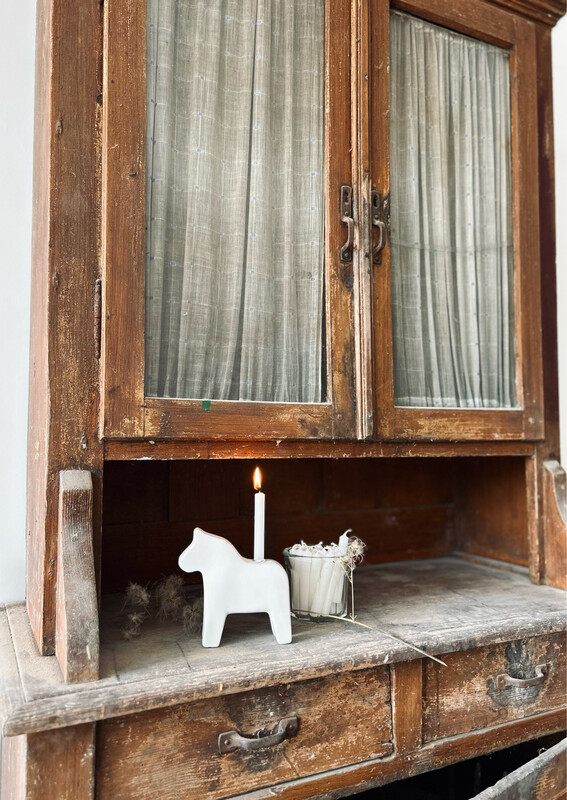 Weisser Kerzenhalter “Dalapferd” aus Keramik Weisser Kerzenhalter “Dalapferd” aus Keramik