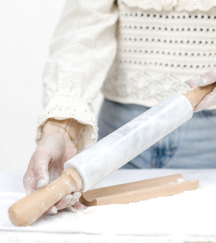 Wellholz aus weissem Marmor und Holz, mit Ablage Wellholz aus weissem Marmor und Holz, mit Ablage