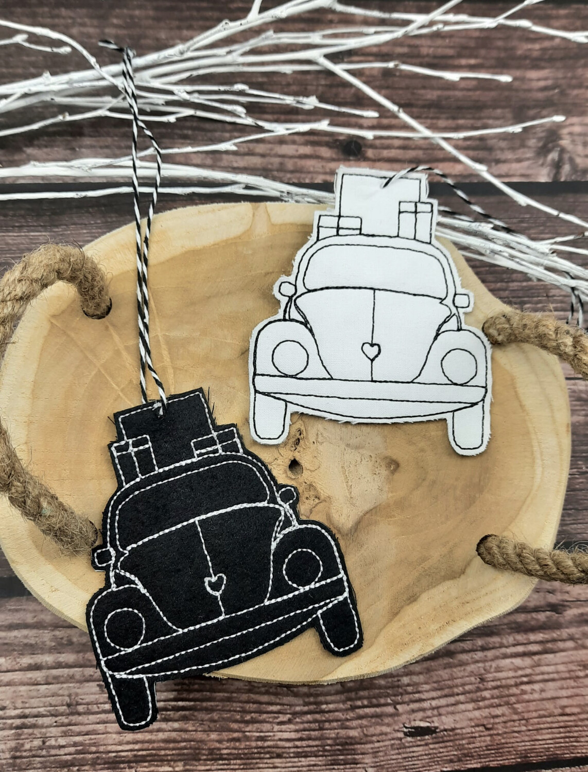 Anhänger “Weihnachtsauto” in schwarz und weiss