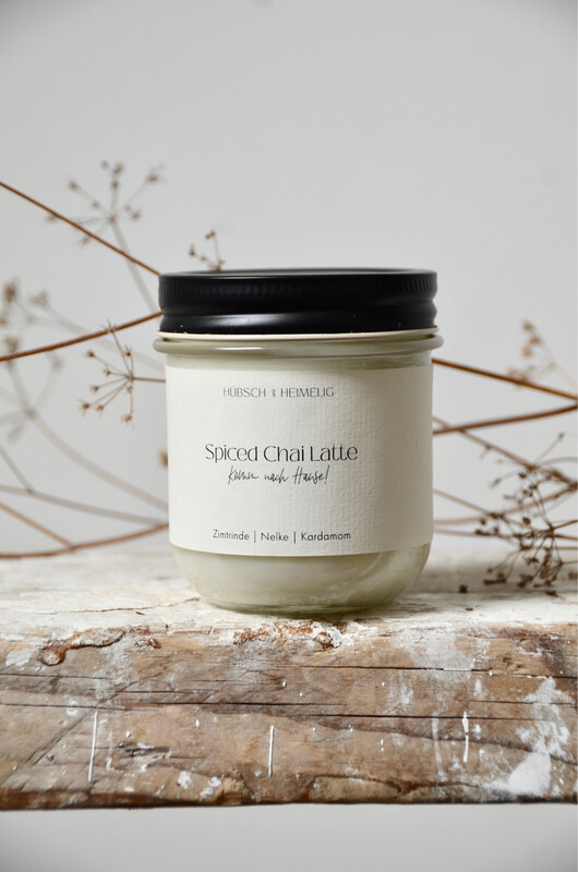 Handgemachte Duftkerze “Spiced Chai Latte”, aus reinen ätherischen Ölen und Naturwachs Handgemachte Duftkerze “Spiced Chai Latte”, aus reinen ätherischen Ölen und Naturwachs