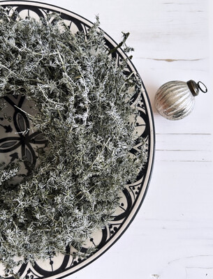 Silberfarbene Christbaumkugel im Nostalgiestil Silberfarbene Christbaumkugel im Nostalgiestil