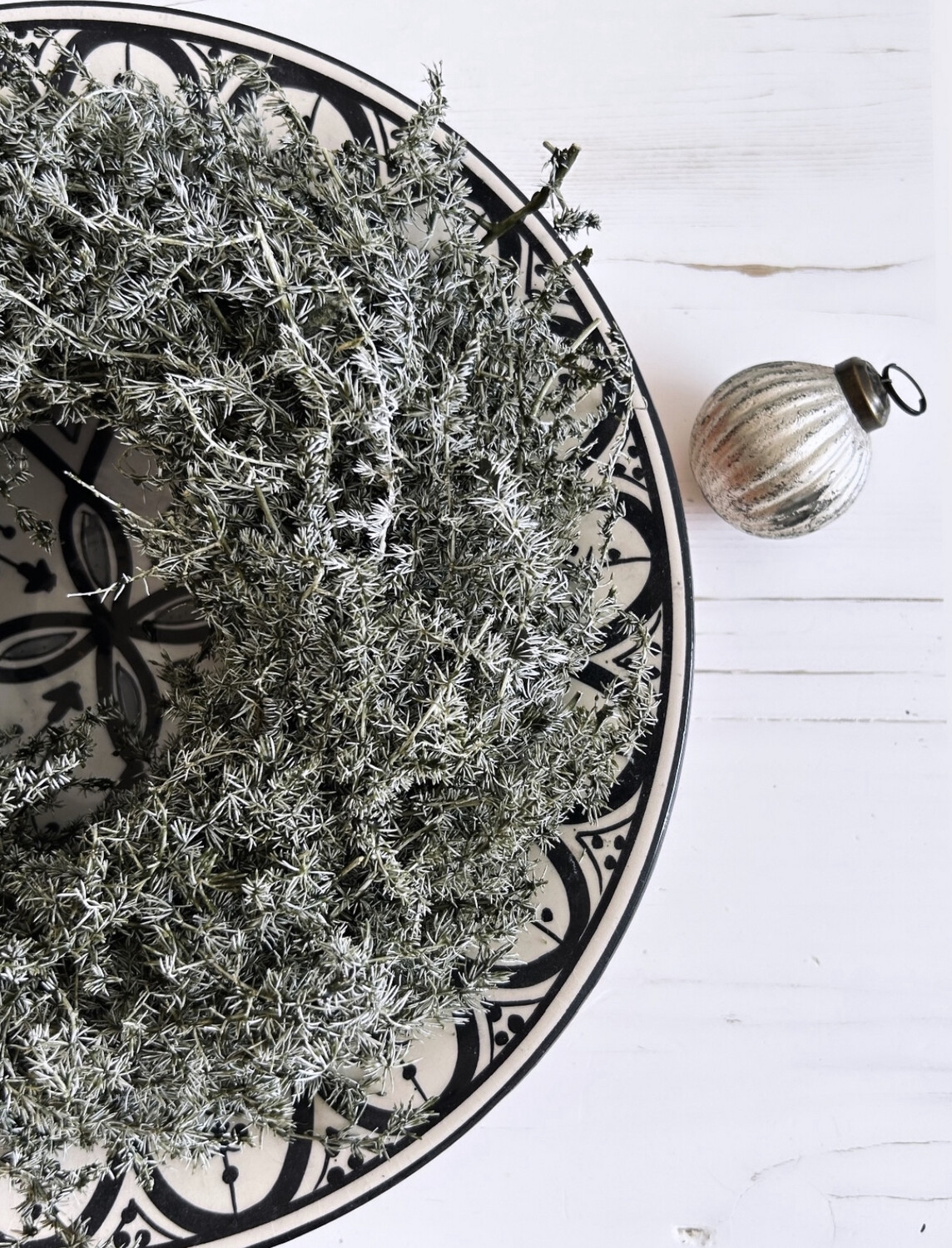 Silberfarbene Christbaumkugel im Nostalgiestil