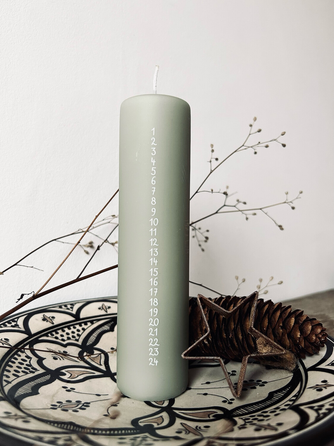 Adventskerze in Salbei, 20 cm hoch ?