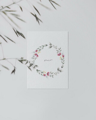 Postkarte mit zartem Blütenkranz “Danke!”