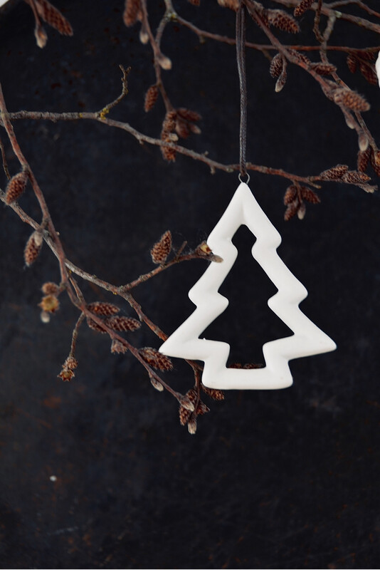 Weihnachtsanhänger aus weisser Keramik “Tannenbaum” Weihnachtsanhänger aus weisser Keramik “Tannenbaum”