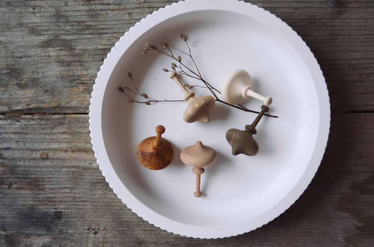 Handgemachte Kreisel aus verschiedenen Hölzern