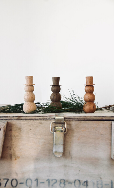 Handgemachter Schneemann aus Eichenholz, in zwei Grössen Handgemachter Schneemann aus Eichenholz, in zwei Grössen