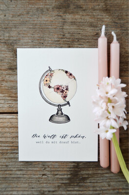Postkarte “Die Welt ist schön, weil du mit drauf bist”