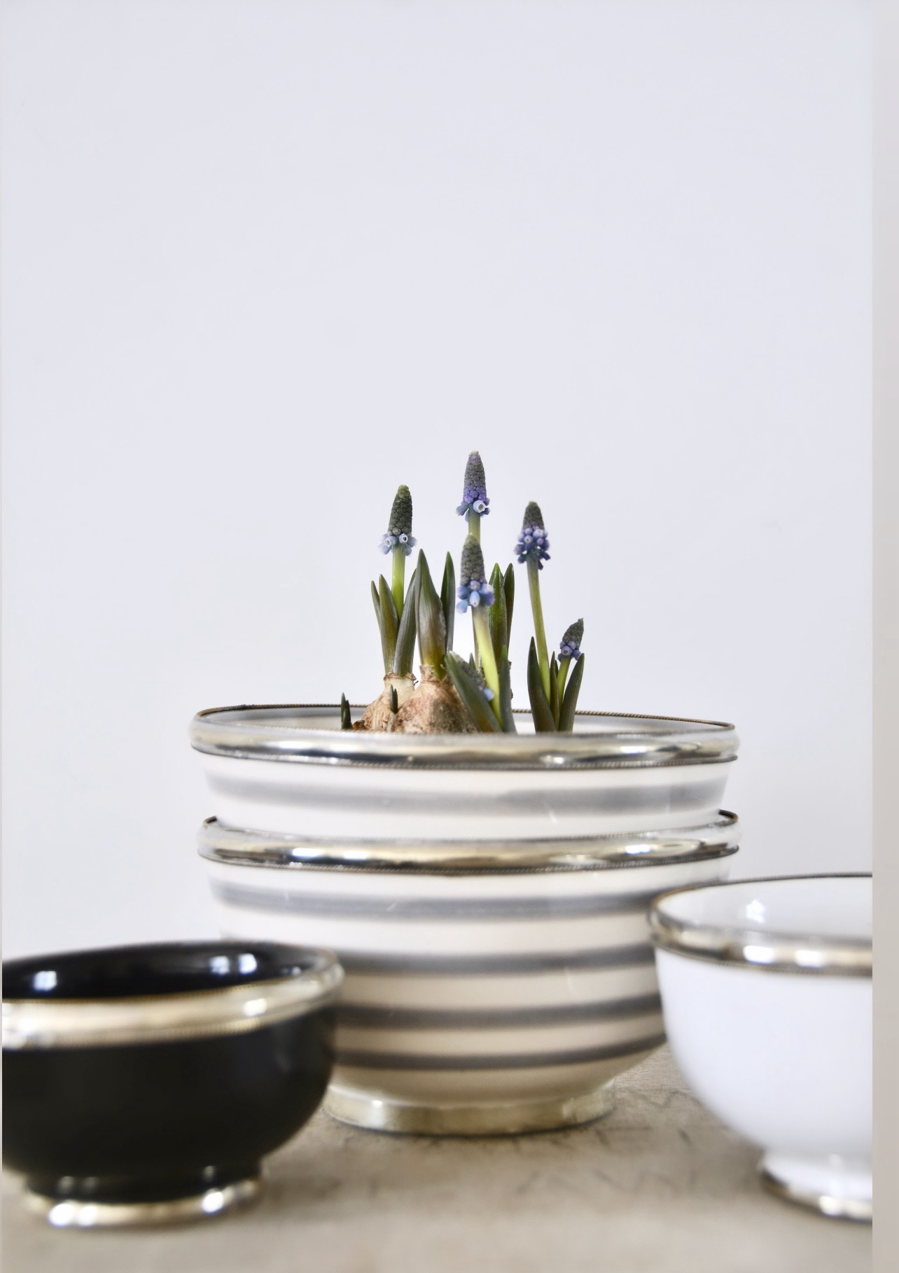 Marokkanische Schale in 13cm, mit grau-weissen Streifen und gehämmertem Silberrand