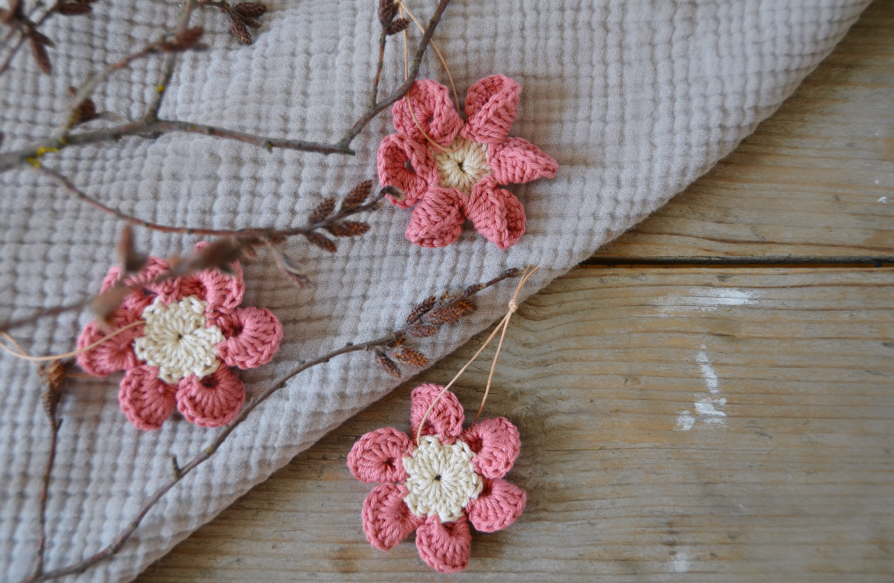 Handgemachte Häkelblümchen zum Aufhängen