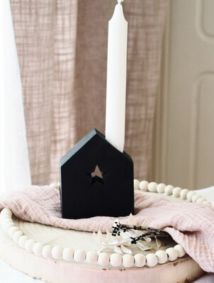 Kerzenhalter „Haus mit Stern“ aus schwarzem und weissem Raysin