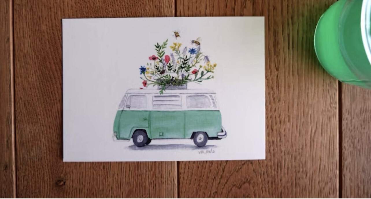 Postkarte Aquarell “Bulli Blumenbus” in rot und grün