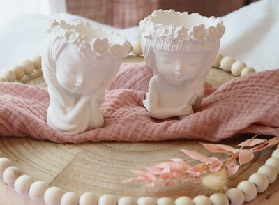 Kleines Blumenmädchen aus Raysin, in zwei Designs Kleines Blumenmädchen aus Raysin, in zwei Designs