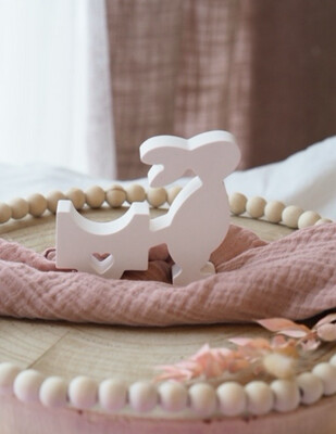 Kleiner Hase mit Schubkarre aus Raysin