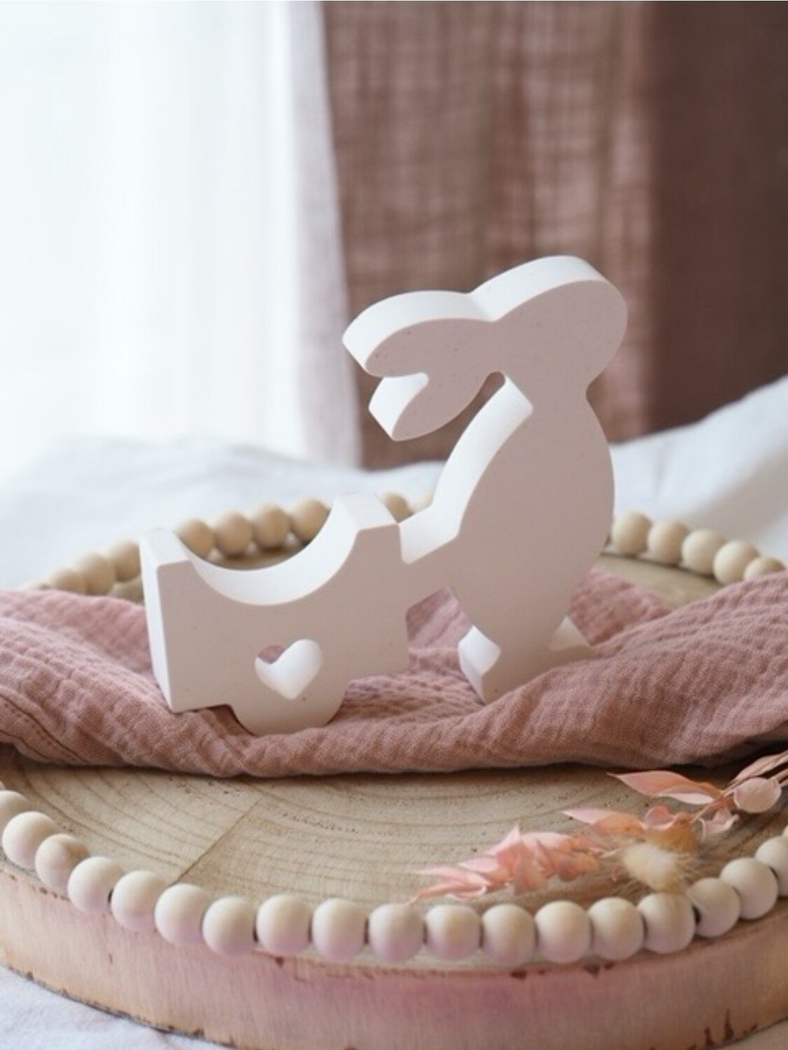 Grosser Hase mit Schubkarre aus Raysin