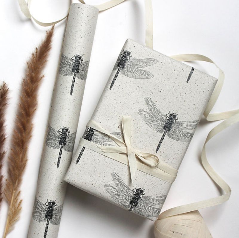 Geschenkpapier „Libelle“ aus Graspapier Geschenkpapier „Libelle“ aus Graspapier