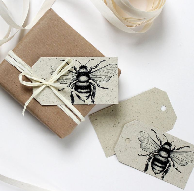 Geschenkanhänger „Wildbiene“ aus Graspapier Geschenkanhänger „Wildbiene“ aus Graspapier