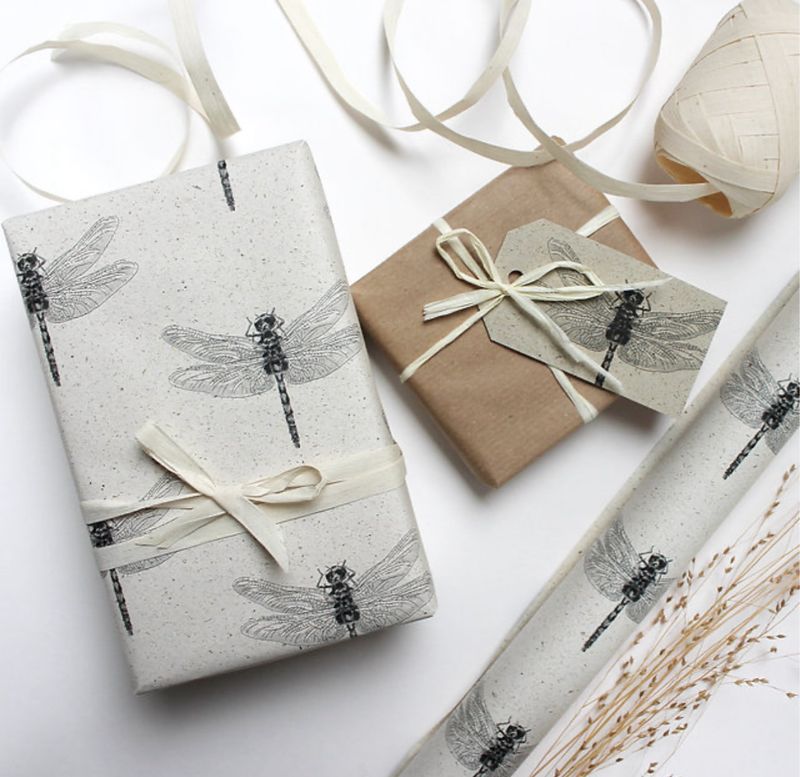 Geschenkanhänger „Libelle“ aus Graspapier Geschenkanhänger „Libelle“ aus Graspapier