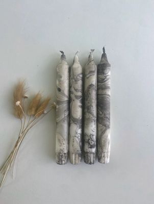 Handgetauchtes 4er Set Stabkerzen, weiss/grau/beige marmoriert Handgetauchtes 4er Set Stabkerzen, weiss/grau/beige marmoriert