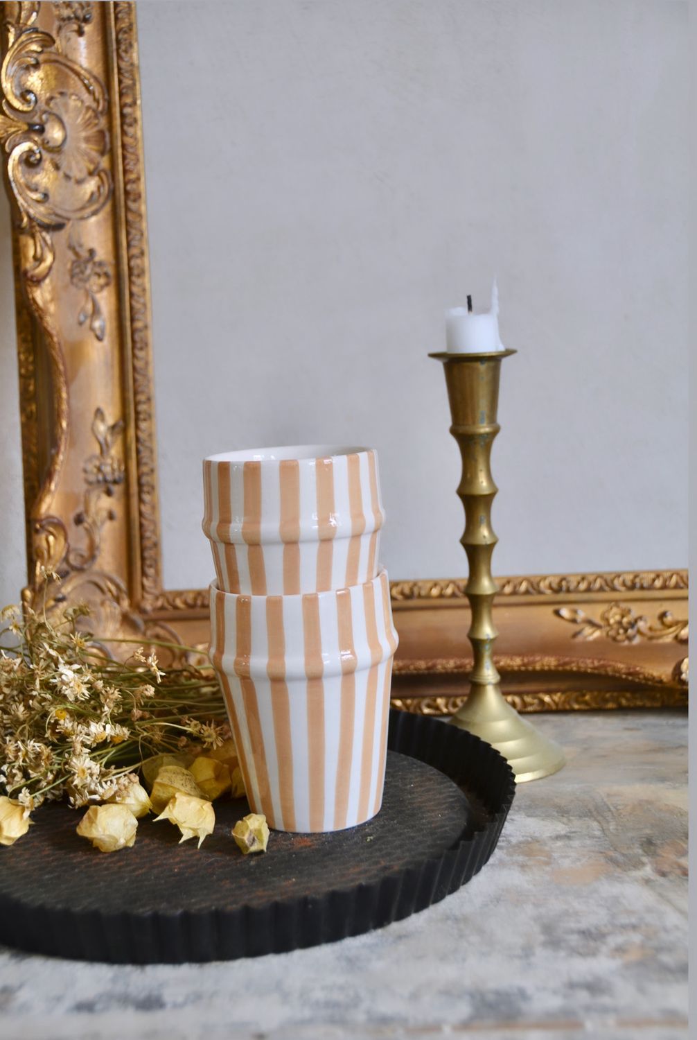 Handgemachter Beldi Streifenbecher aus Keramik, in beige