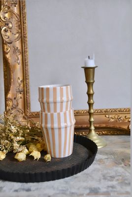 Handgemachter Beldi Streifenbecher aus Keramik, in beige Handgemachter Beldi Streifenbecher aus Keramik, in beige