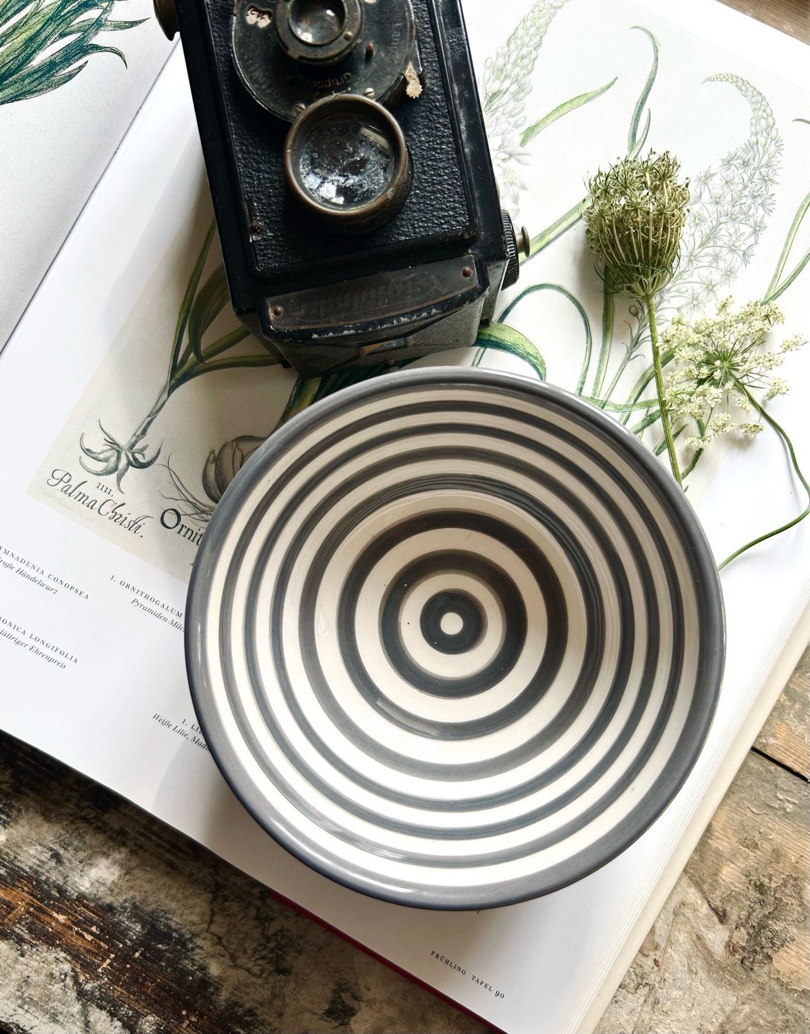Handgemachte Keramikschale mit grauen Streifen, 13cm