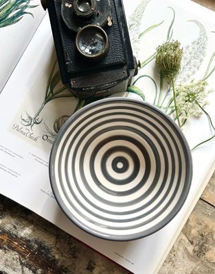 Handgemachte Keramikschale mit grauen Streifen, 13cm Handgemachte Keramikschale mit grauen Streifen, 13cm