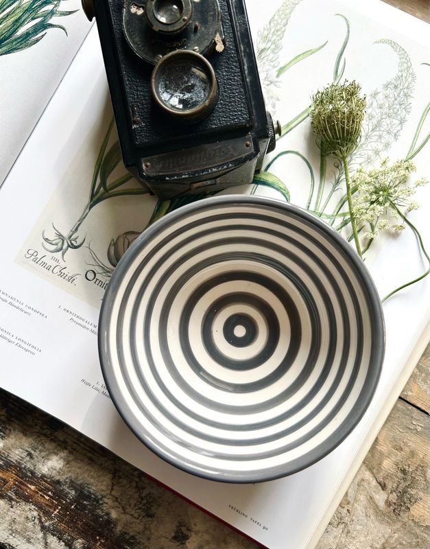 Handgemachte Keramikschale mit grauen Streifen, 13cm Handgemachte Keramikschale mit grauen Streifen, 13cm