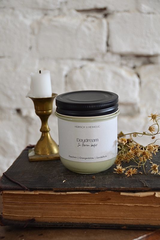 Handgemachte Duftkerze “Daydream” aus naturreinen ätherischen Ölen und Sojawachs Handgemachte Duftkerze “Daydream” aus naturreinen ätherischen Ölen und Sojawachs