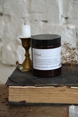 Handgemachte Duftkerze “Mama” aus feinen ätherischen Ölen und Naturwachs, mit dem Duft „Lagom“ Handgemachte Duftkerze “Mama” aus feinen ätherischen Ölen und Naturwachs, mit dem Duft „Lagom“