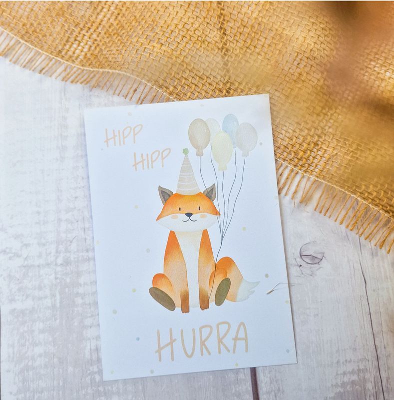 Postkarte Geburtstag „Hipp, Hipp Hurra“ mit Geburtstagsfuchs Postkarte Geburtstag „Hipp, Hipp Hurra“ mit Geburtstagsfuchs