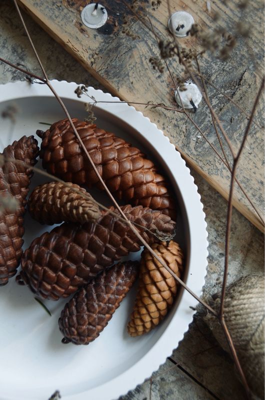 Handgeschnitzte Fichtenzapfen aus Walnussholz, in 7cm und 10cm Handgeschnitzte Fichtenzapfen aus Walnussholz, in 7cm und 10cm