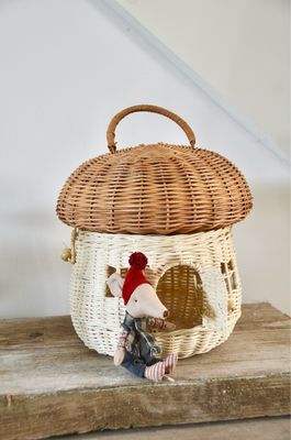 Spielhäuschen „Eichel“ aus Rattan für kleine Mäuse Spielhäuschen „Eichel“ aus Rattan für kleine Mäuse