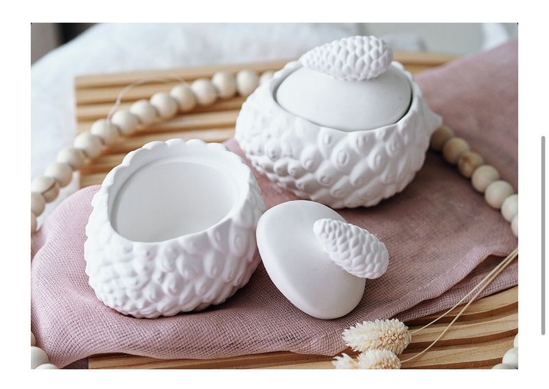 Weihnachtliche Dose „Tannenzapfen“ aus Raysin Weihnachtliche Dose „Tannenzapfen“ aus Raysin