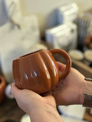 Kürbistasse aus Keramik