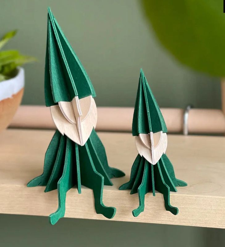 Weihnachtselfen grün, aus Holz in zwei Grössen Weihnachtselfen grün, aus Holz in zwei Grössen